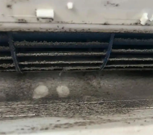 友好空调吹的风有股烧焦味是怎么回事